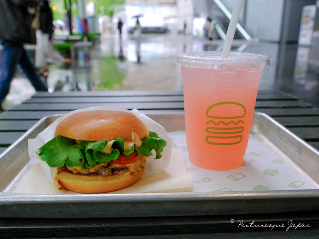 NY発のハンバーガーレストラン「SHAKE SHACK」のハンバーガーとドリンク