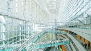 カフェやレストランも併設された美しい建築「東京国際フォーラムガラス棟」