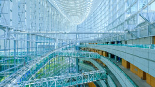 カフェやレストランも併設された美しい建築「東京国際フォーラムガラス棟」