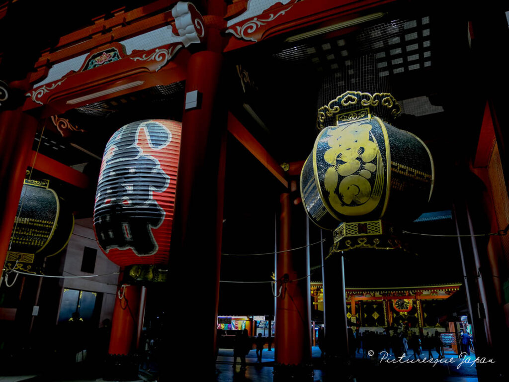 夜の浅草寺