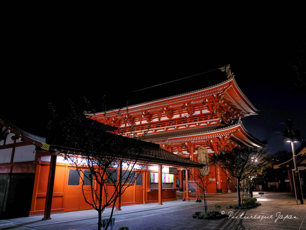 夜の浅草寺