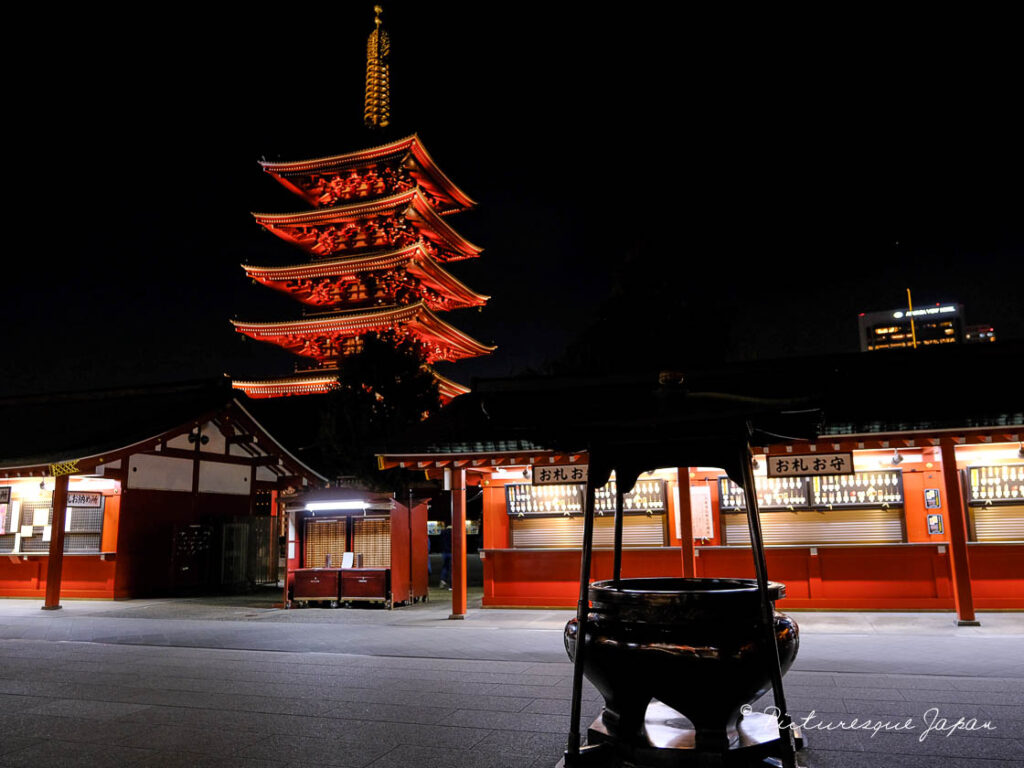 夜の浅草寺