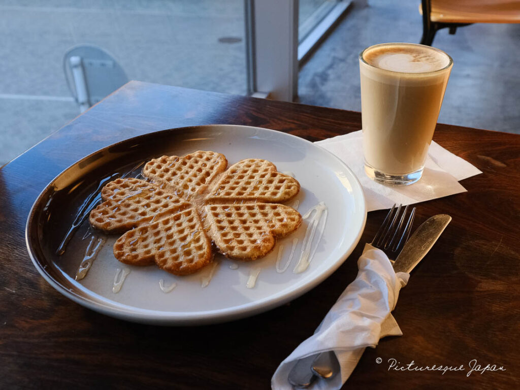 FUGLEN ASAKUSAのノルウェーワッフルとカフェラテ