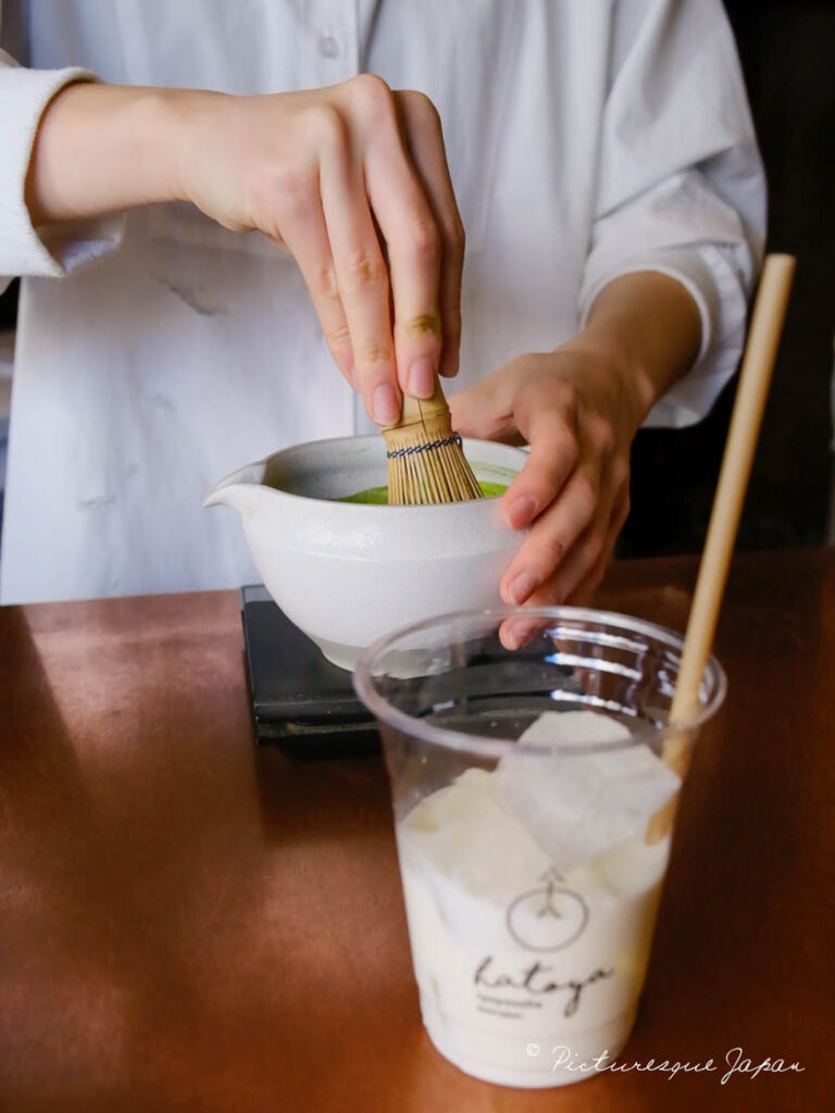 八十八浅草でスタッフが抹茶を点てる様子