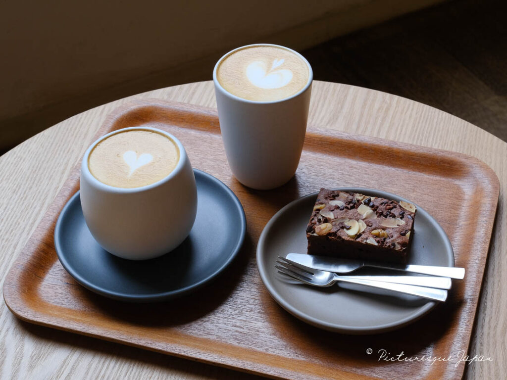 ダンデライオン・チョコレートのカフェラテとカプチーノとブラウニー