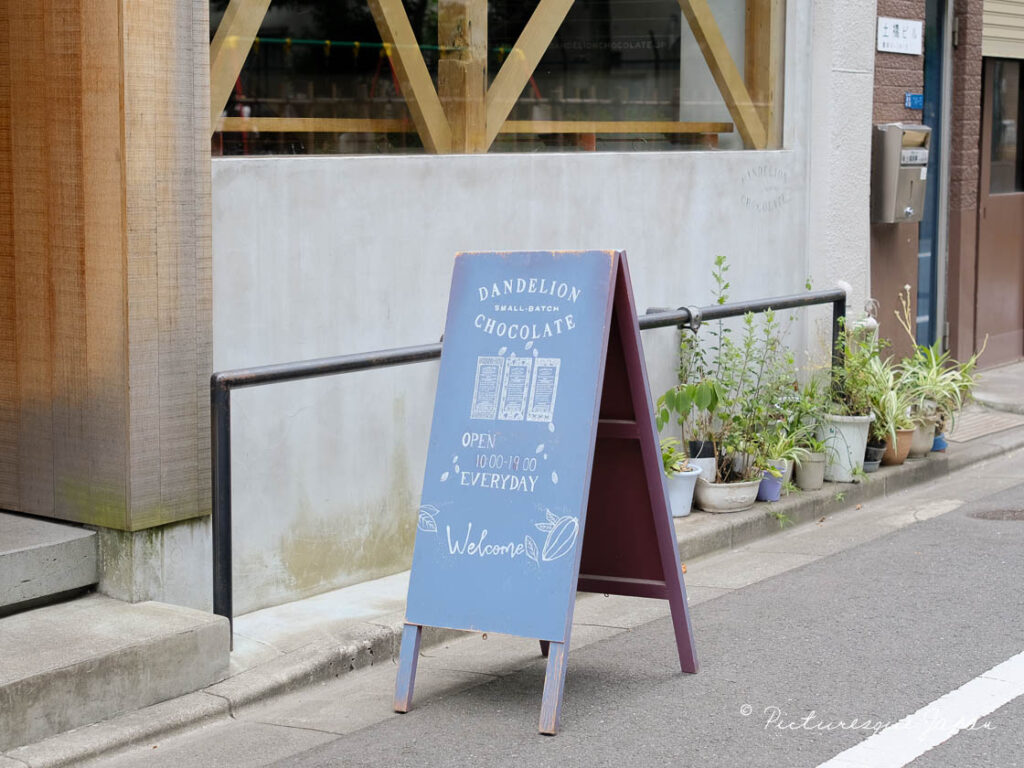 ダンデライオン・チョコレートの店舗の道路脇の看板