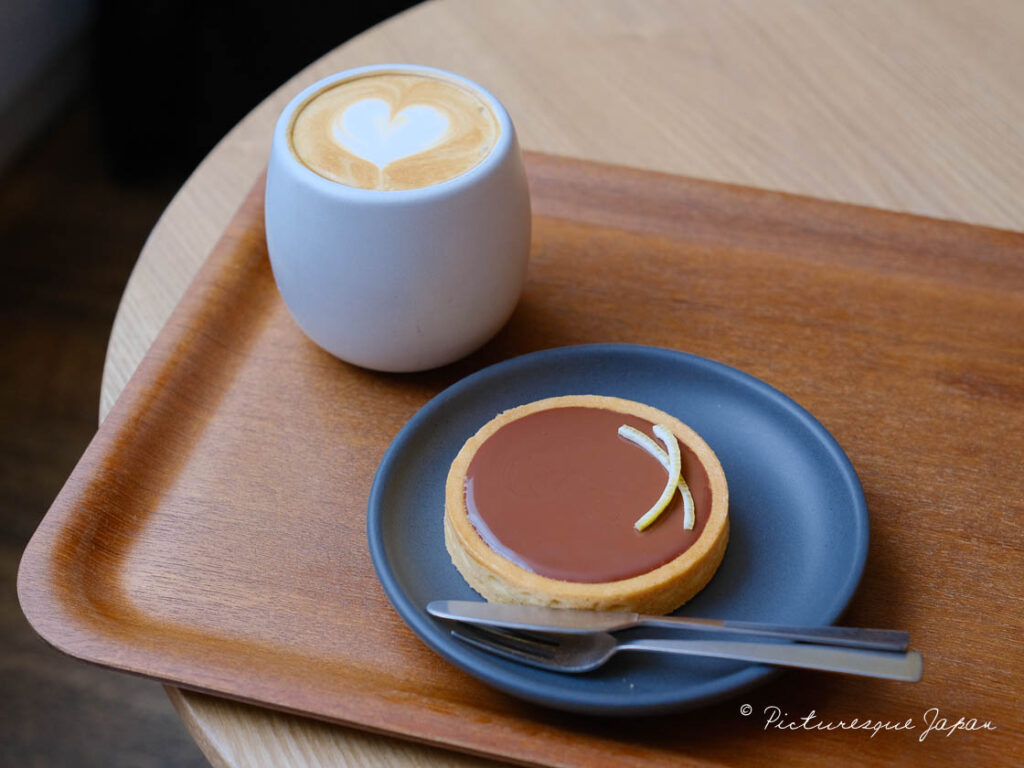 ダンデライオン・チョコレートのカフェラテとチョコレートタルト