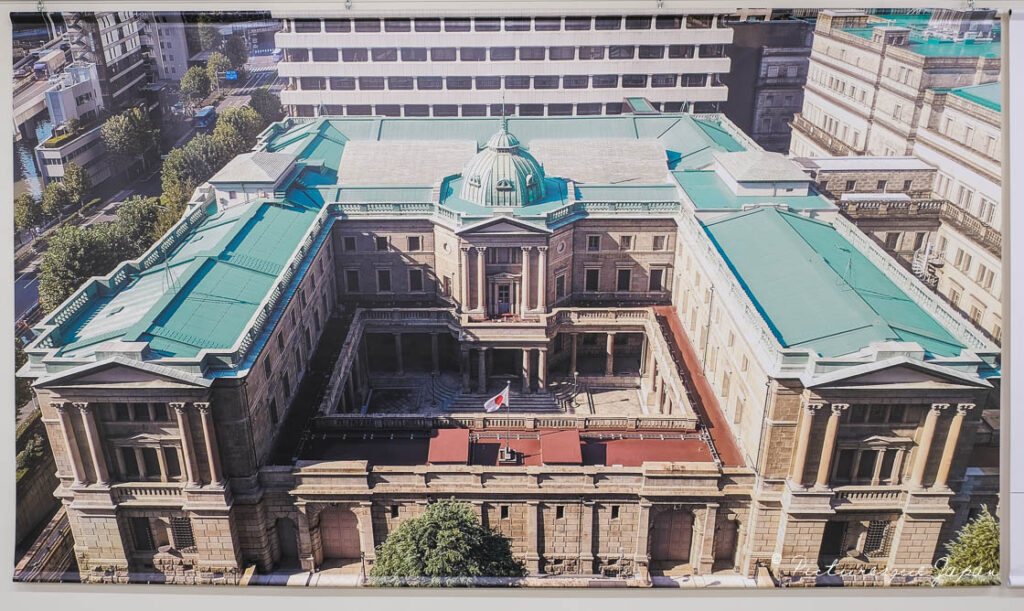 日本銀行本店本館を上空から撮影した写真