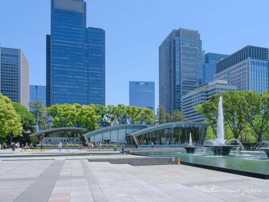 和田倉噴水公園とスターバックスコーヒー 皇居外苑 和田倉噴水公園店