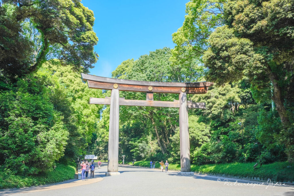 南参道と北参道の出会い口にある「第二鳥居」