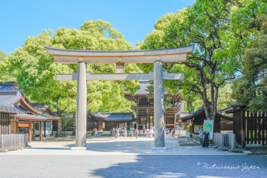 明治神宮の本殿に通じる鳥居