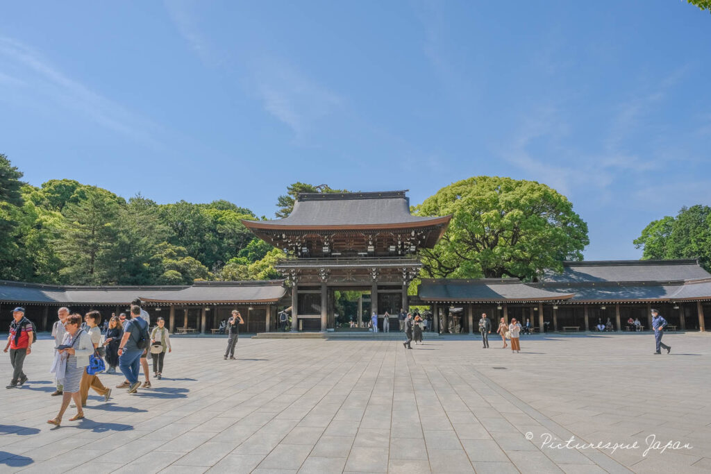 明治神宮の本殿に通じる南神門