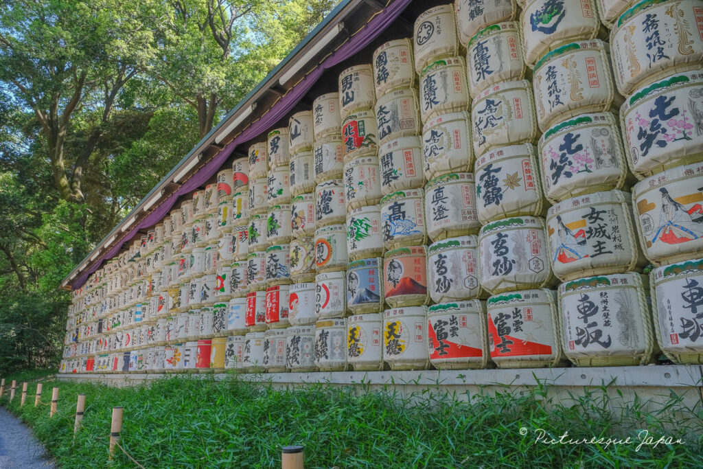 日本各地から奉納された日本酒の酒樽