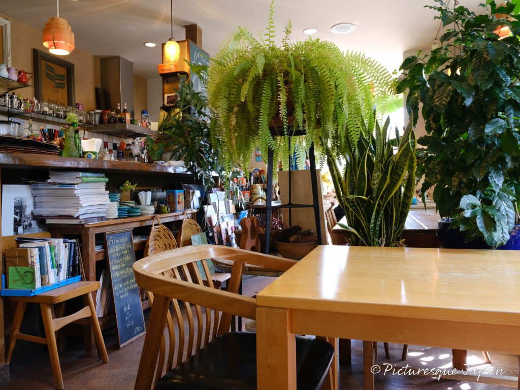 Natural CafeIna(ナチュラル・カフェイーナ)の内観