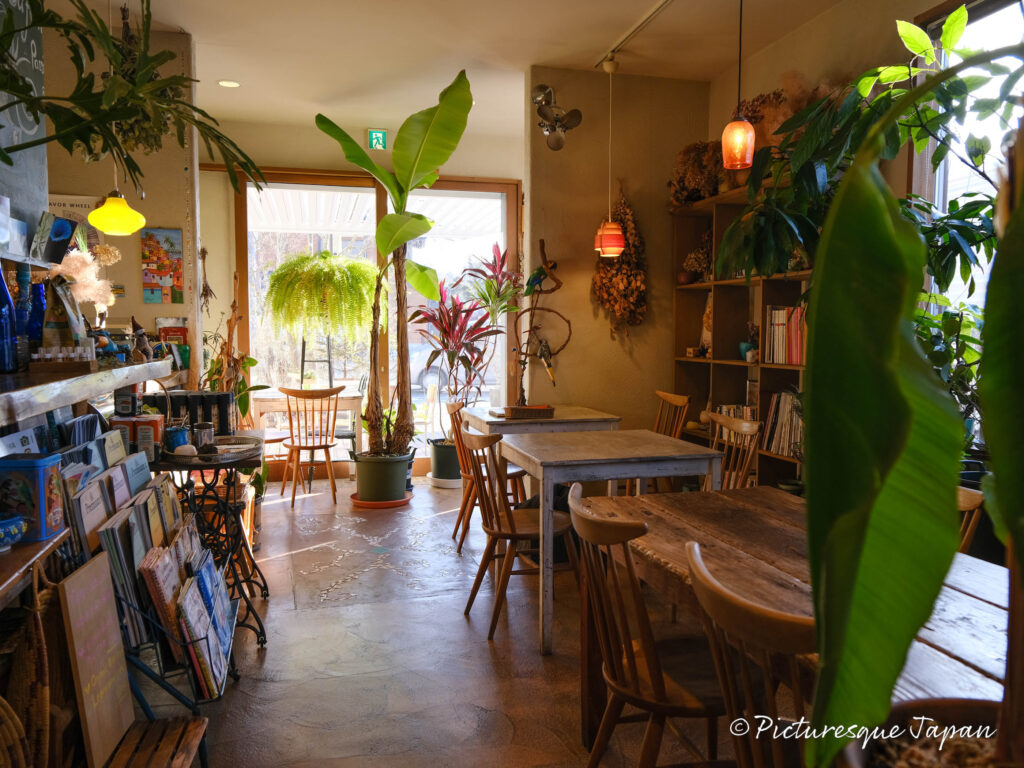 Natural CafeIna(ナチュラル・カフェイーナ)の内観