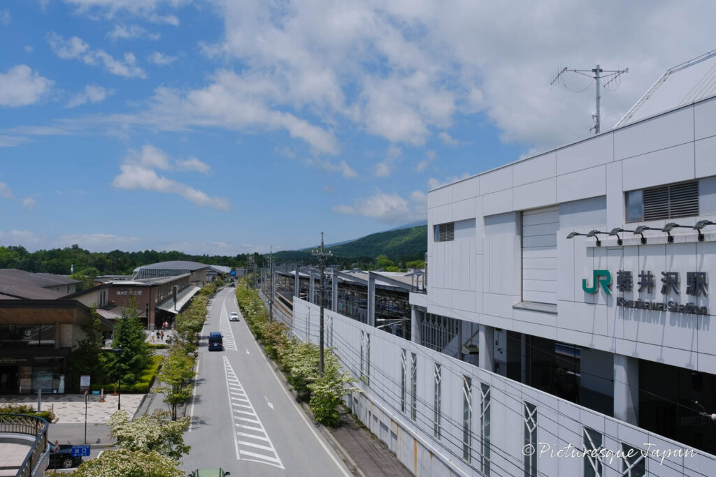軽井沢駅 南口を出た通路から見た山並み
