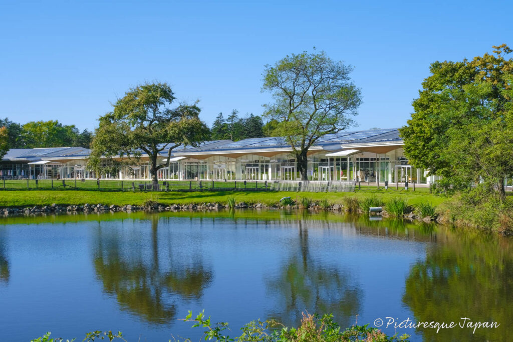 軽井沢・プリンスショッピングプラザの池と建物