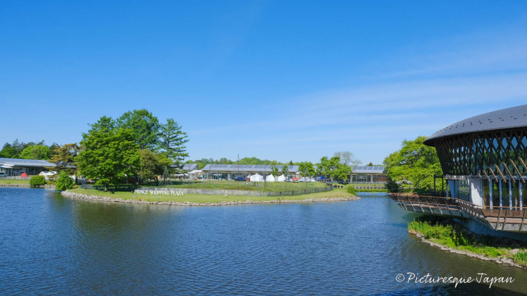 軽井沢・プリンスショッピングプラザの池と建物