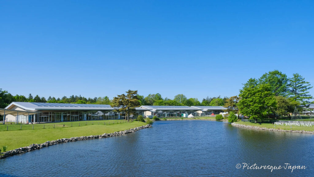 軽井沢・プリンスショッピングプラザの池と建物