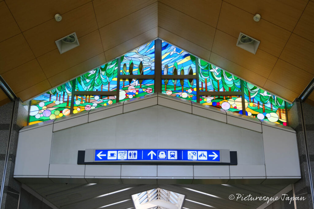 軽井沢駅 北口付近のステンドグラス