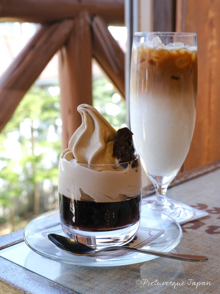 ミカドコーヒーのコーヒーゼリーとアイスカフェラテ
